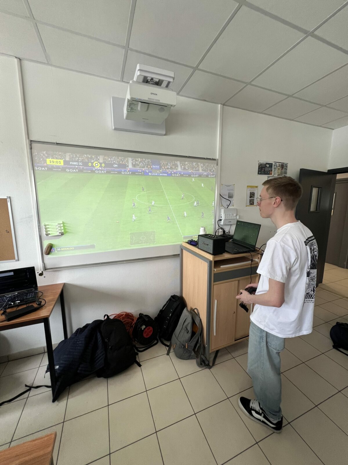 Étudiant jouant a FIFA sur vidéoprojecteur